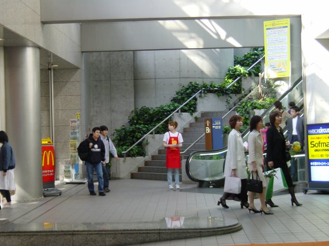 En pleine distribution de prospectus pres d'un escalator. Kobe, Japon.