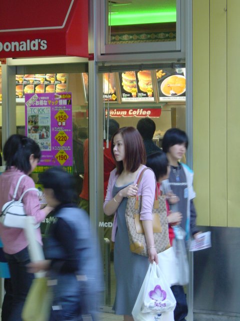 Attente detachee devant un McDo japonais. Kobe, Japon.