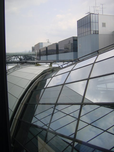 Reflets dans la verriere de la gare de Kyoto, Japon.