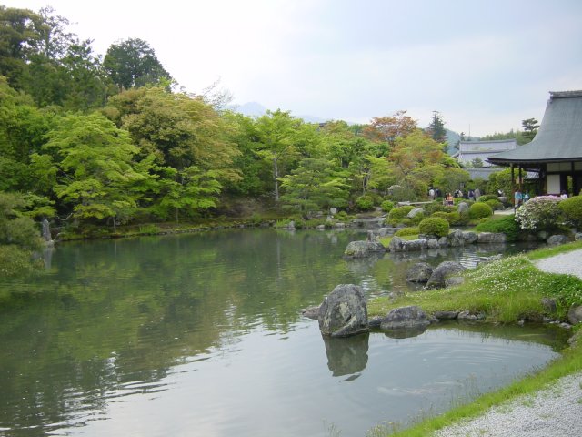 Etang ayant la forme du caractere kokoro, coeur en chinois. Temple de Tenryu-Ji. Kyoto, Japon.