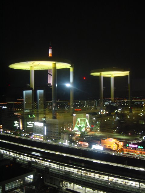 Reflets, gare de Kyoto. Vue vers la gare shinkansen et la partie sud. Kyoto, Japon.