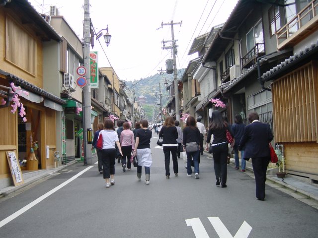 En route vers Ninenzaka, Kyoto. Japon.