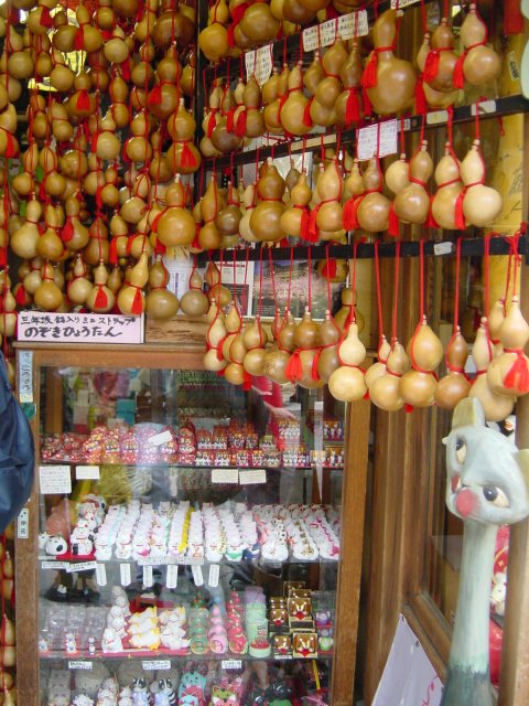 Magasin de chats et d'equivalent japonais des cougourdes. Ninenzaka, Kyoto, Japon.