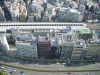 Vue sur la gare et des immeubles en contrebas. Pris du 45eme etage d'un immeuble. Tokyo, Japon.