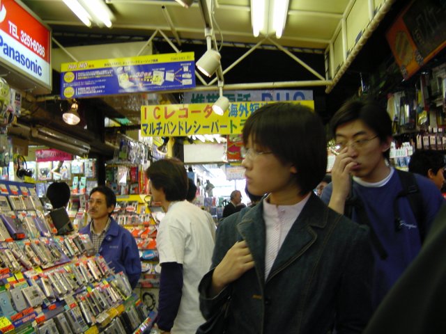 En deambulant dans un labyrinthe de petits magasins de materiel electronique. Tokyo, Japon.