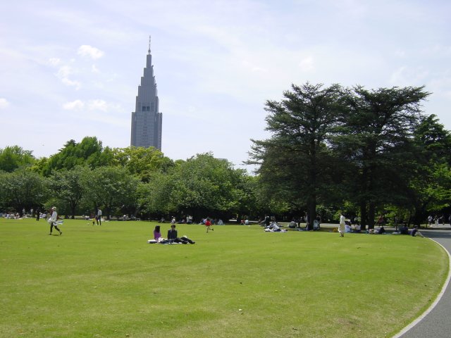 Detente dans la ville, parc de Shinjuku, Tokyo, Japon.