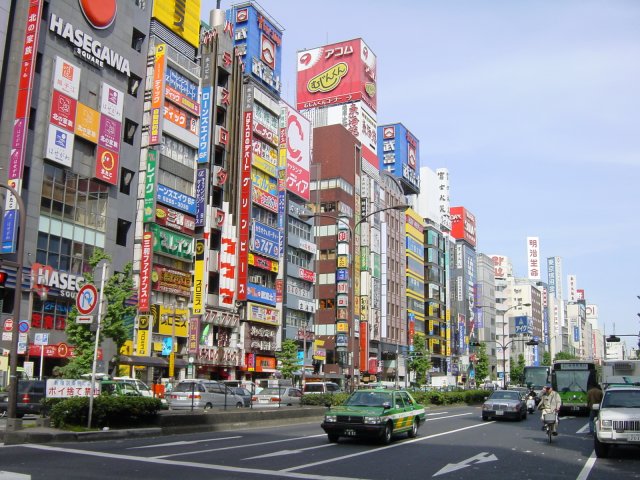Immeubles et publicites, Shinjuku, Tokyo, Japon.