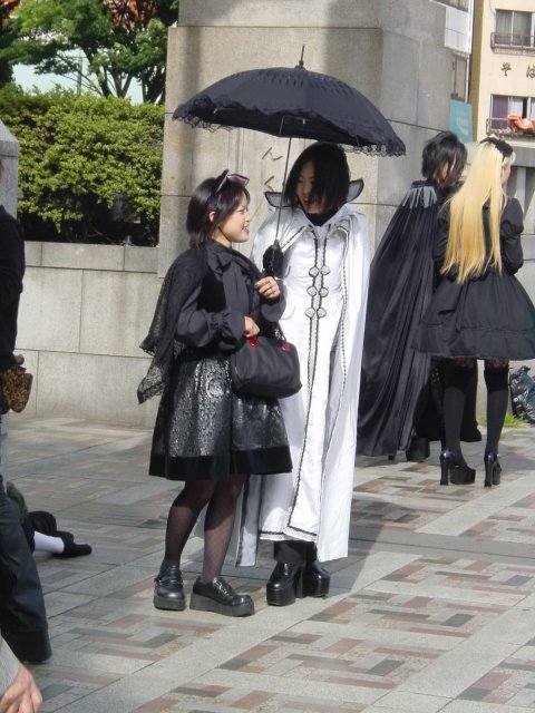 Harajukettes se protegeant du soleil, Harajuku, Tokyo, Japon.