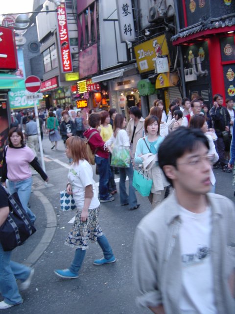 Sur la route d'Harajuku a Shibuya. Foule. Tokyo, Japon.