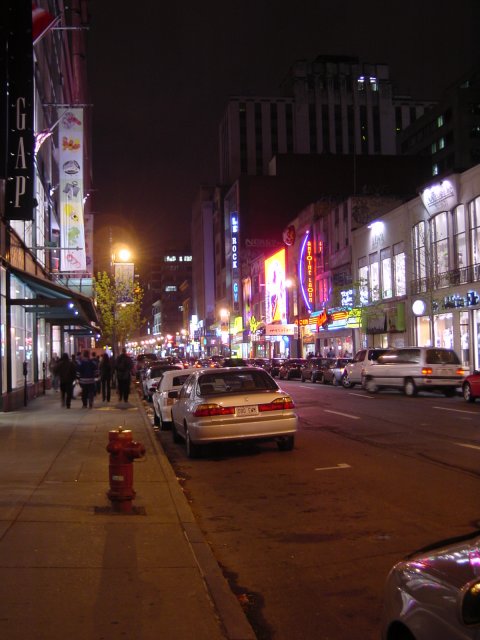 Sainte-Catherine la nuit. Montreal, Quebec, Canada.