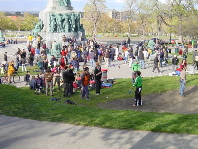 Jongleurs et joueurs de Djembe, en bas du Mont Royal. Montreal, Quebec, Canada.