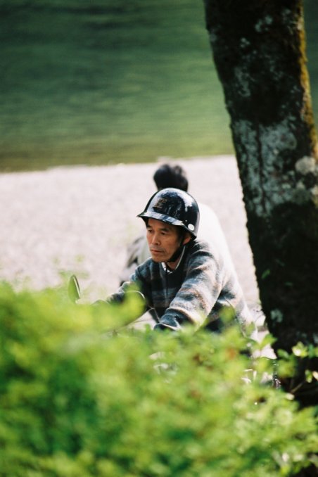 Motocycliste pensif, Kyoto, Japon.