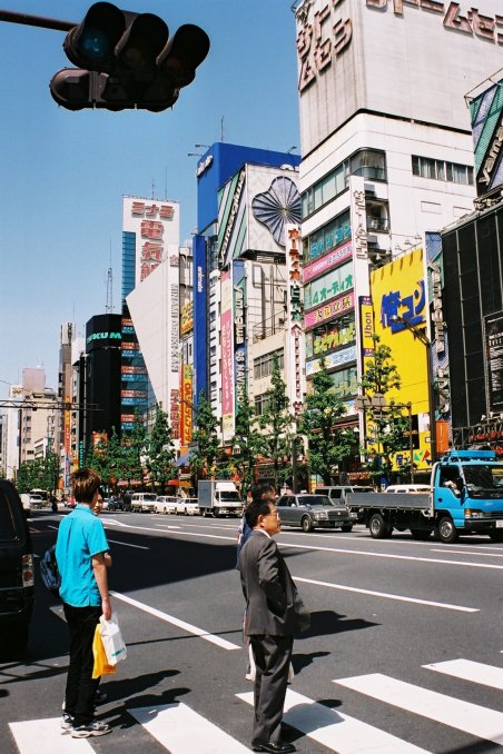 Grande rue traversant Akihabara, Tokyo, Japon.