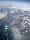 Un fjord sur la cote Groenlandaise avec les glaciers se jetant dans la mer, recouverte de petits icebergs