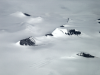Aretes sortant de la mer de neige et glace recouvrant le Groenland.