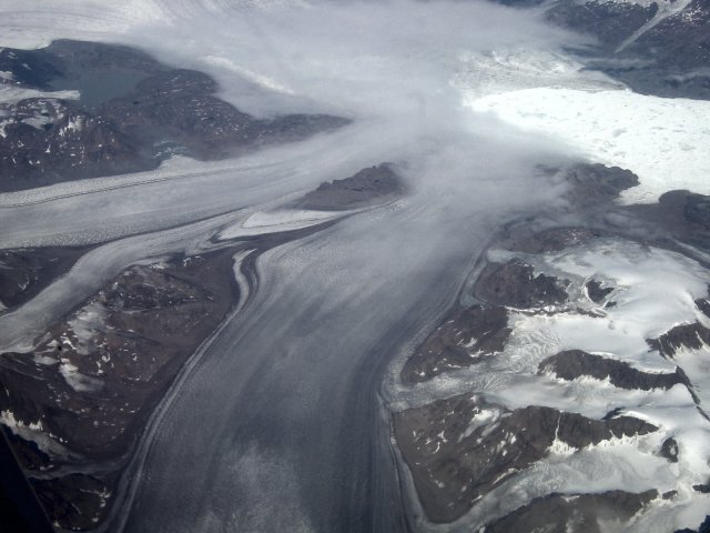 Traces d'un morceau de glacier se jetant dans la mer. Groenland.