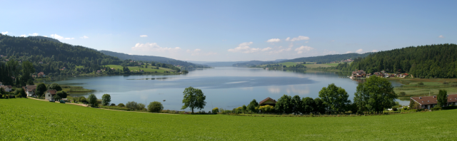 Panoramique pris de la partie nord du lac, Malbuisson est a gauche. Doubs, France