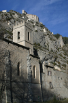 Vue de l'eglise et de la citadelle d'Entrevaux, vu des jardins de l'eglise.