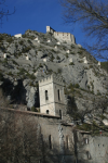 Vue de l'eglise et de la citadelle d'Entrevaux, vu des jardins de l'eglise.