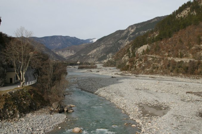 Le Var, vu d'entrevaux, vers l'amont.