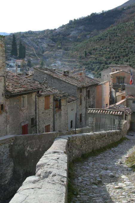 Debut de la montee du village d'Entrevaux vers la citadelle Vauban