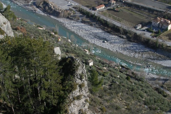 Vue du lit du Var et d'une oliveraie a l'est du village d'Entrevaux