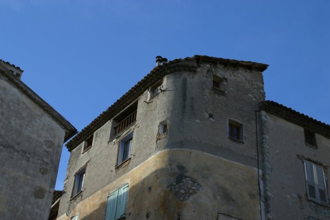 Maison de village, avec un coin rond.