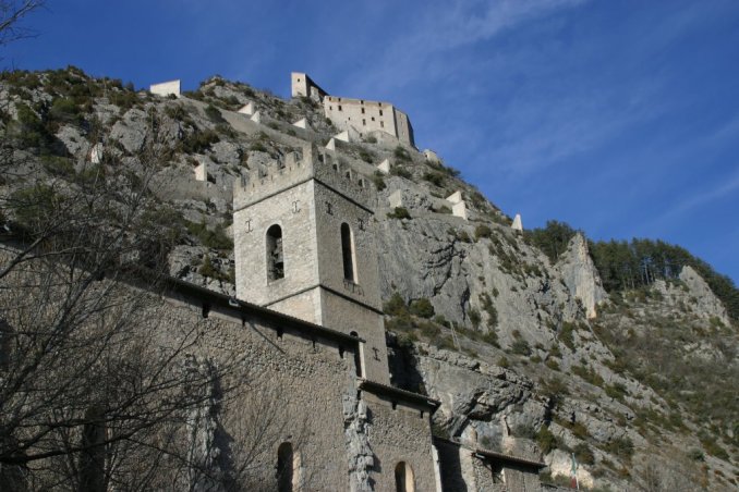 Vue de l'eglise et de la citadelle d'Entrevaux, vu des jardins de l'eglise.