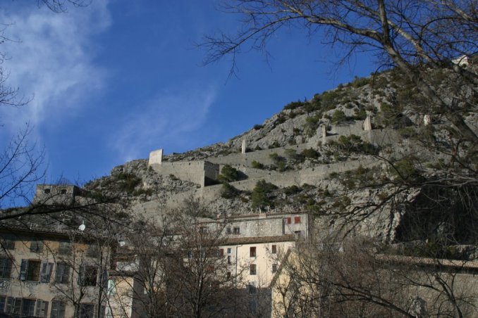 Vue du chemin de la citadelle depuis le bas du village