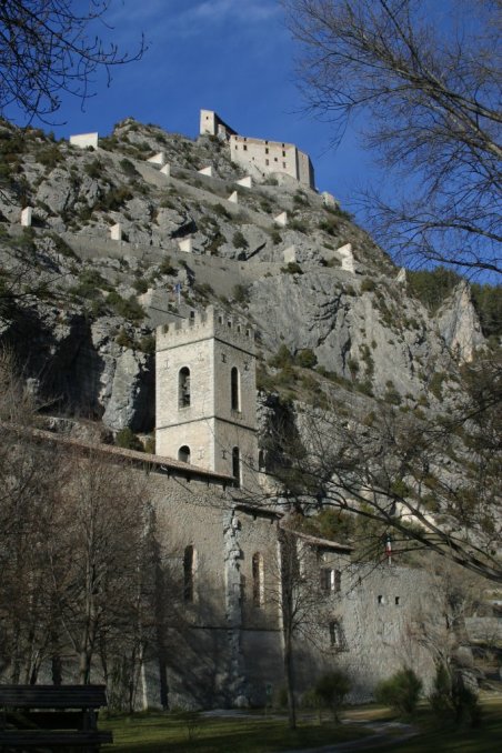 Vue de l'eglise et de la citadelle d'Entrevaux, vu des jardins de l'eglise.