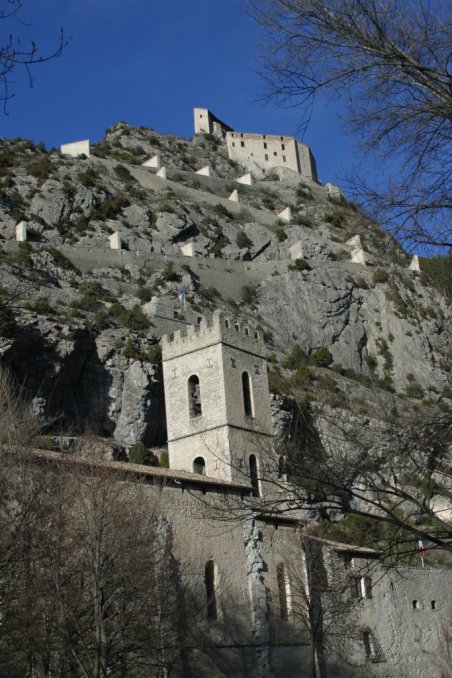 Vue de l'eglise et de la citadelle d'Entrevaux, vu des jardins de l'eglise.